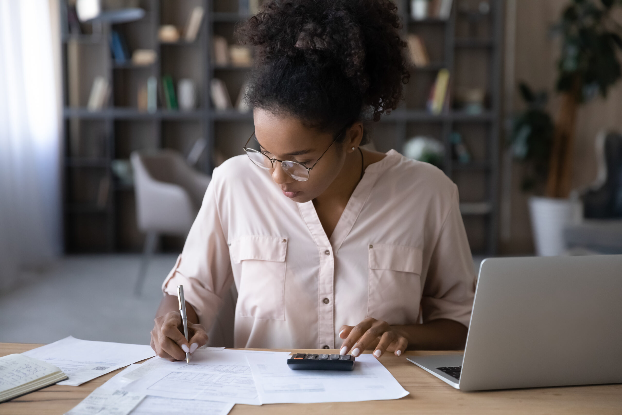 African American woman manage budget paying bills online Bild: Adobe