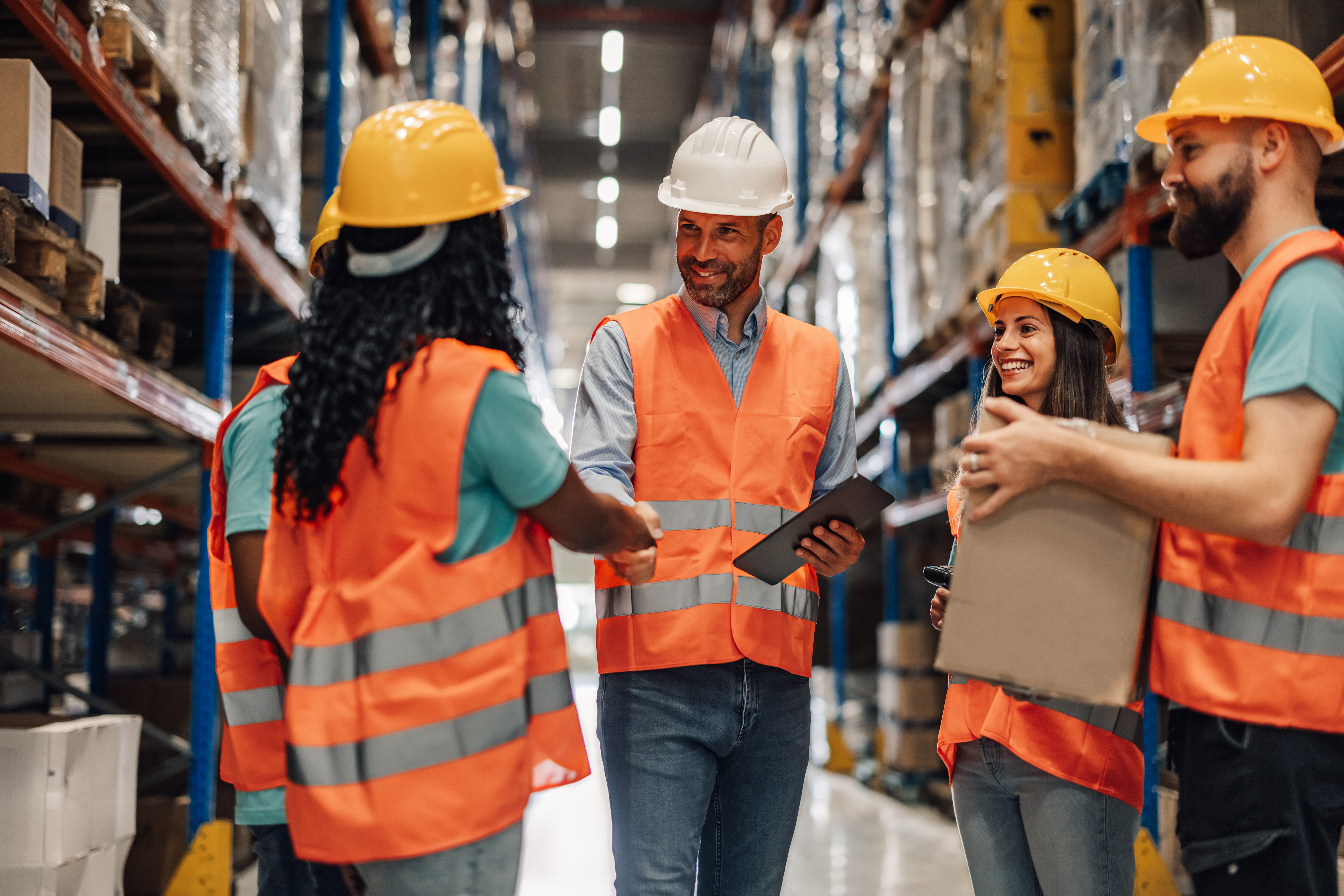 Warehouse workers shaking hands after a successful deal Bild: Adobe